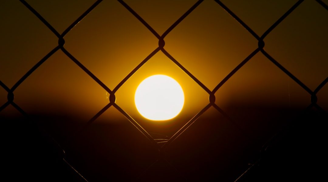 Photo solar motion-sensing fence light