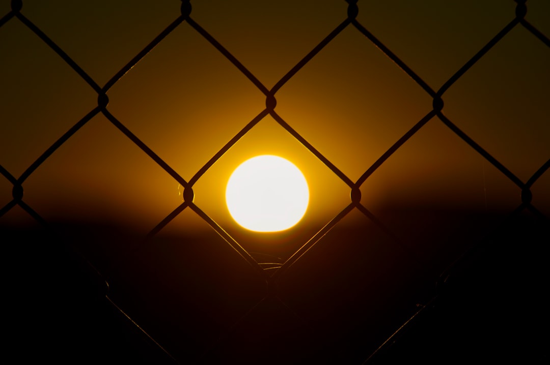 Photo solar motion-sensing fence light